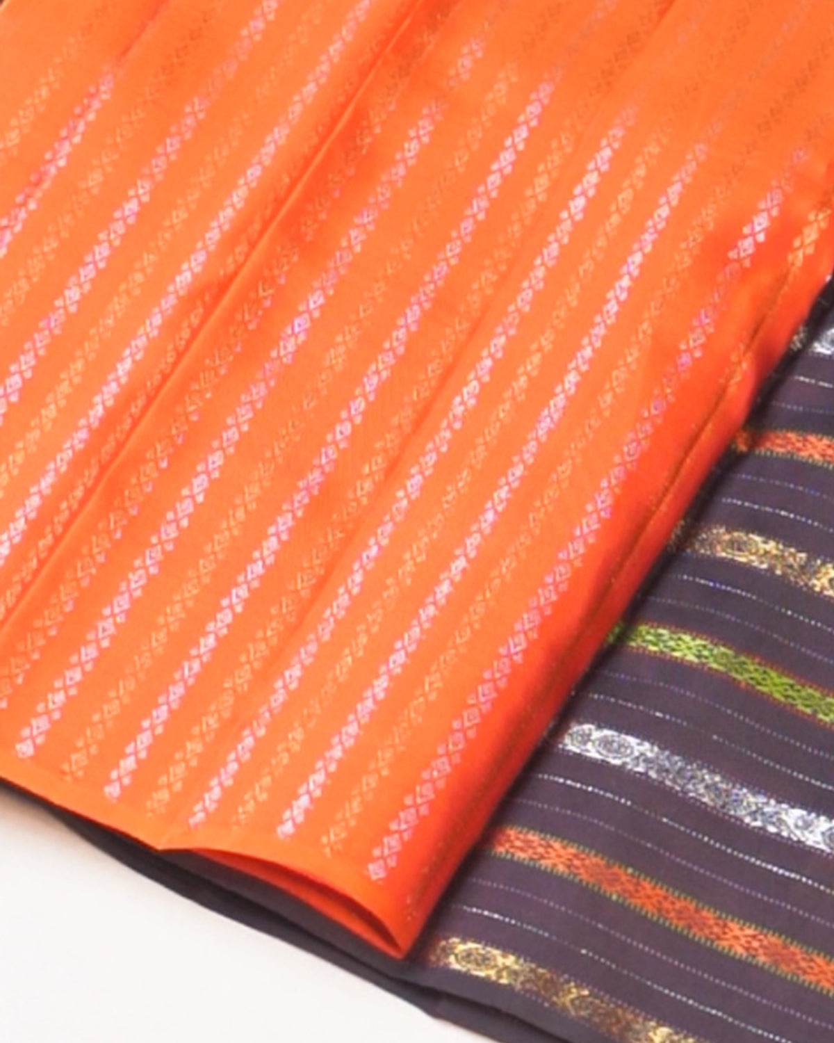 Borderless Saree with Bhel Dhari Weave and Intricate Zari-Thread Highlights