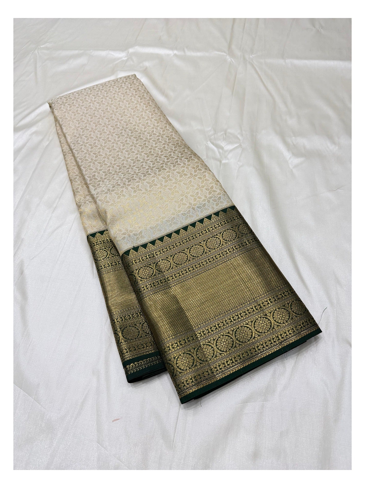Handwoven Kanchipuram Silk Saree - Ivory with Dark Green Contrast Pallu