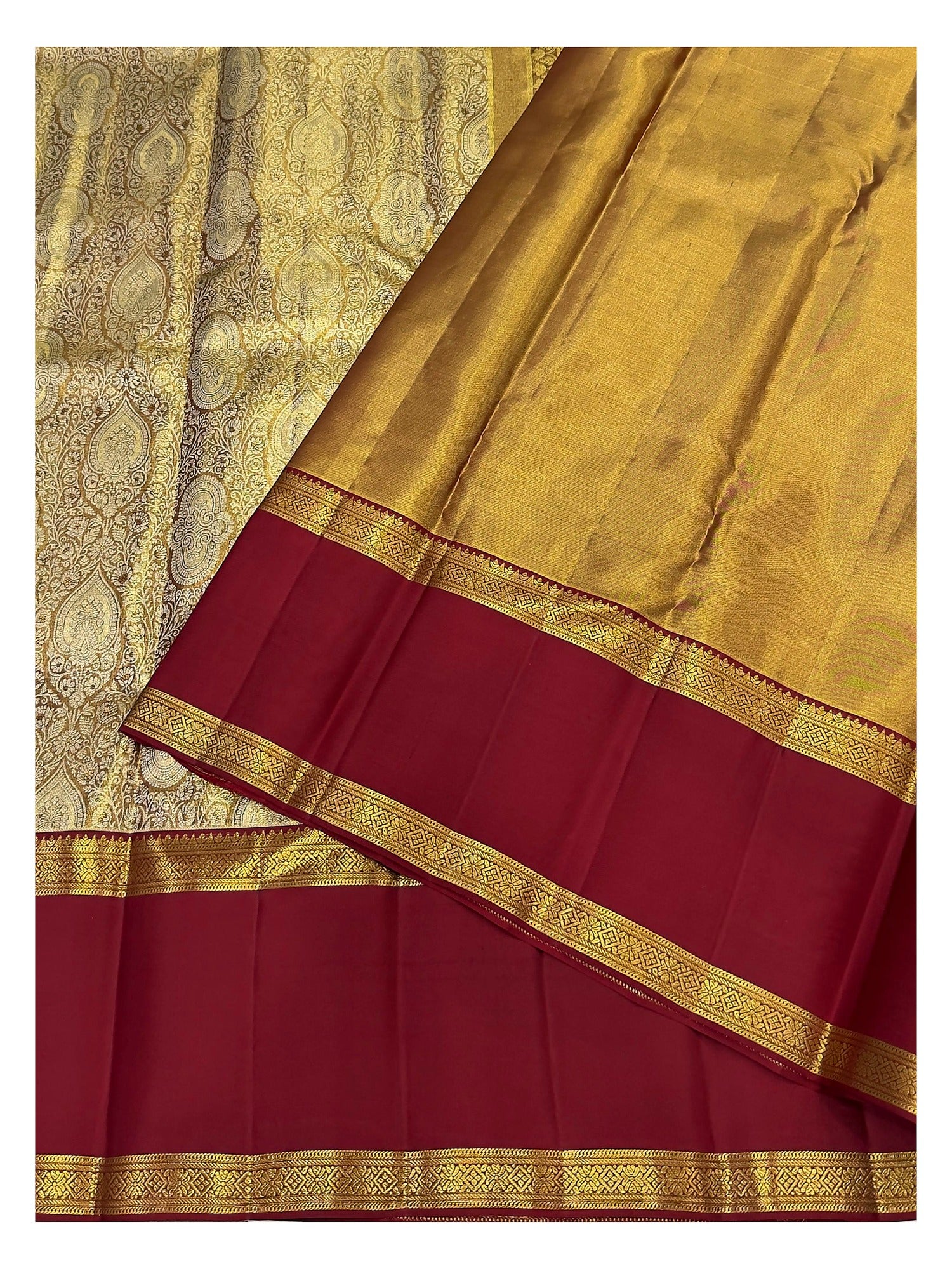 Close view of maroon border and gold-toned pallu on handwoven Kanchipuram silk saree