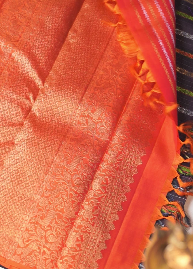 Borderless Saree with Bhel Dhari Weave and Intricate Zari-Thread Highlights