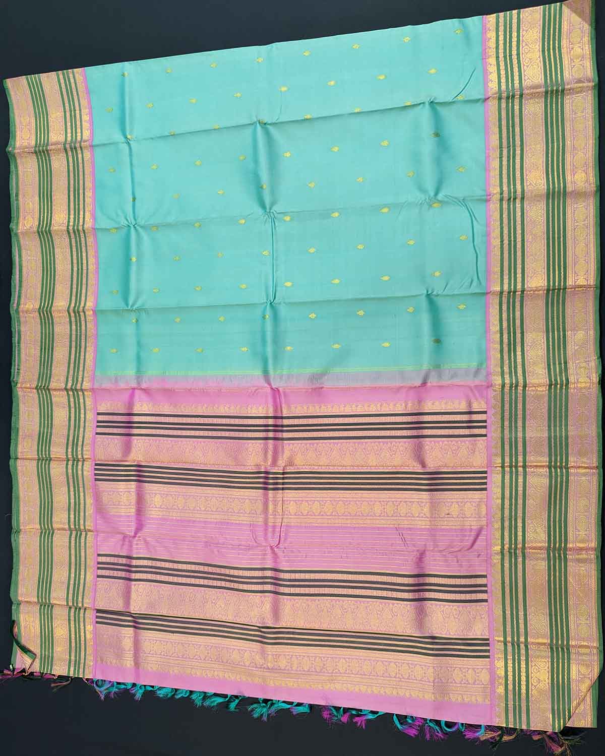 Stunning Traditional Saree with Floral Buttas and Contrast Border